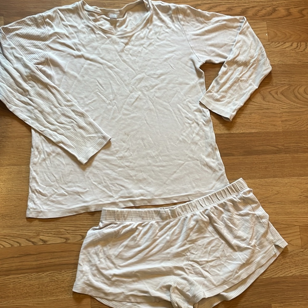 Well loved Lake Pajamas Lavender LS and Shorts Weekend Set size M.